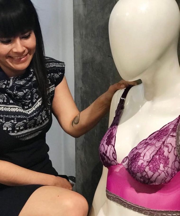 Alumna con el brassiere de encaje que confeccionó