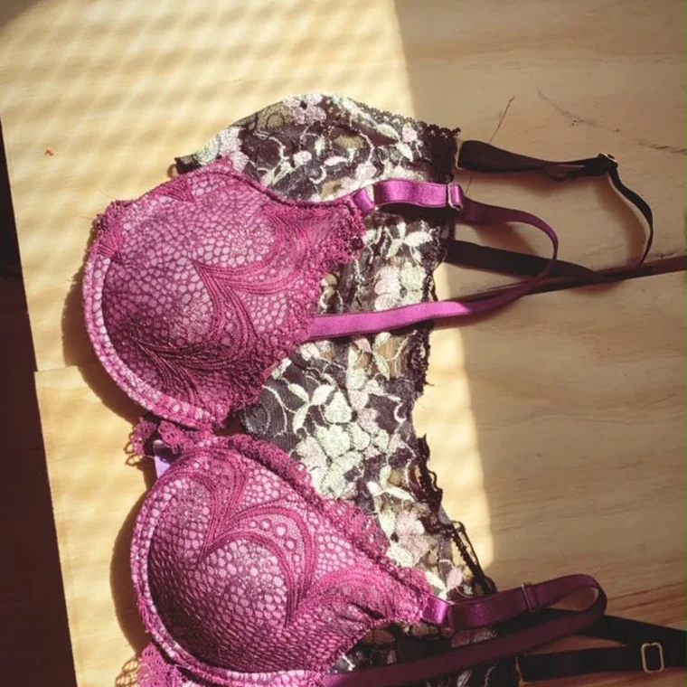 Brassiere de encaje hecho por una alumna