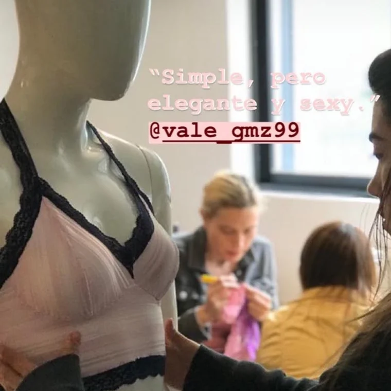 Conjunto de lencería sobre maniquí, ajustado por su creadora