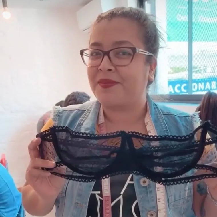 Alumna con el brassiere de encaje que confeccionó