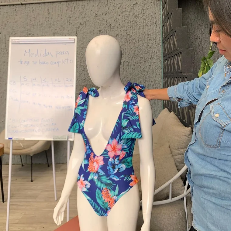 Enterizo floral hecho por una alumna