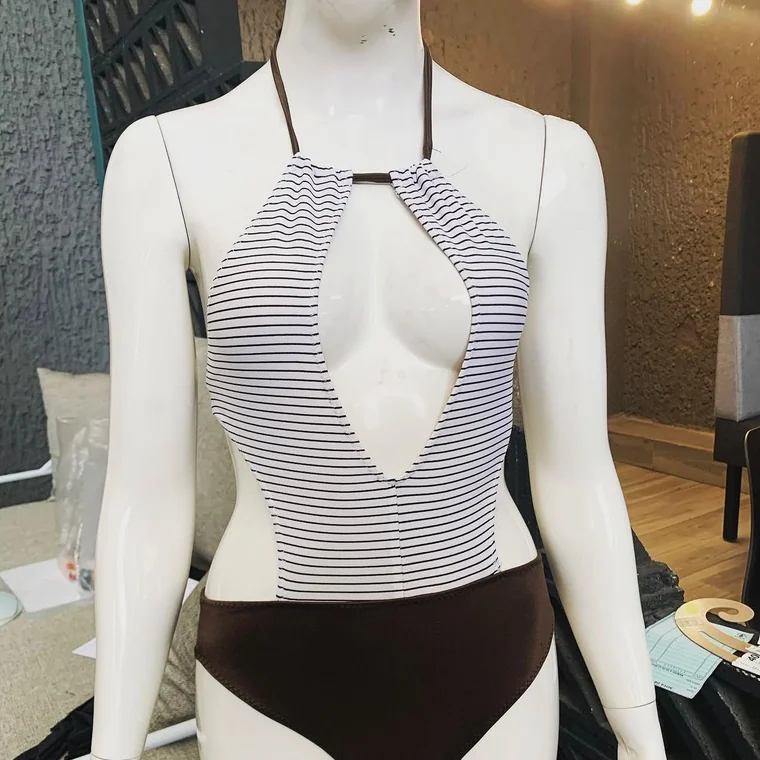 Traje de baño de rayas con escote hecho por una alumna