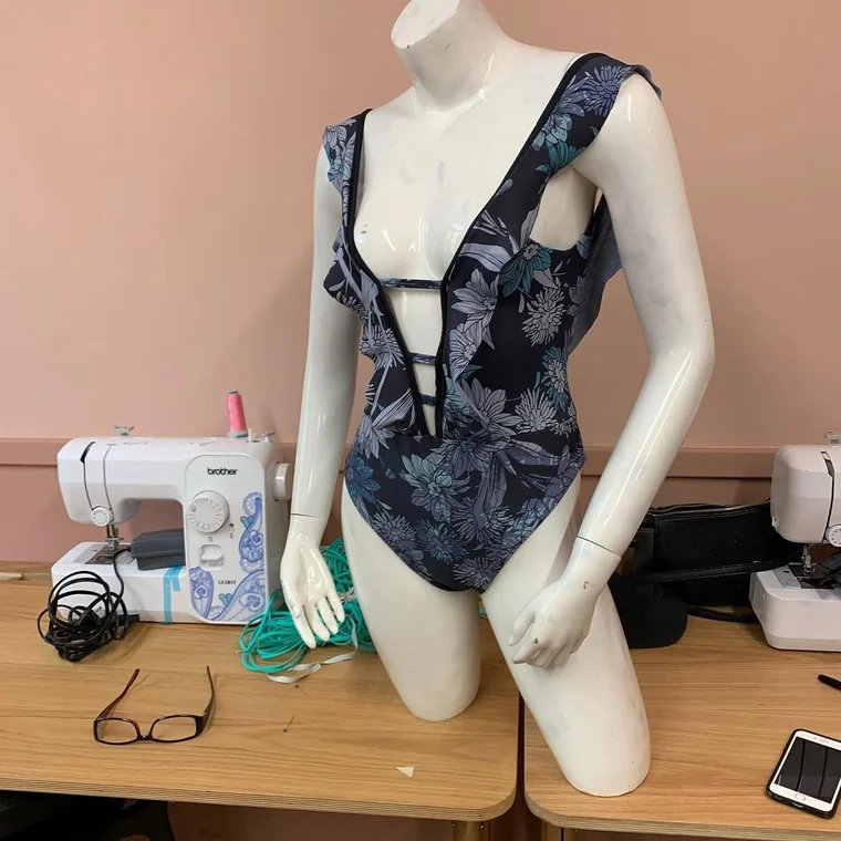 Traje de baño estampado con espalda descubierta