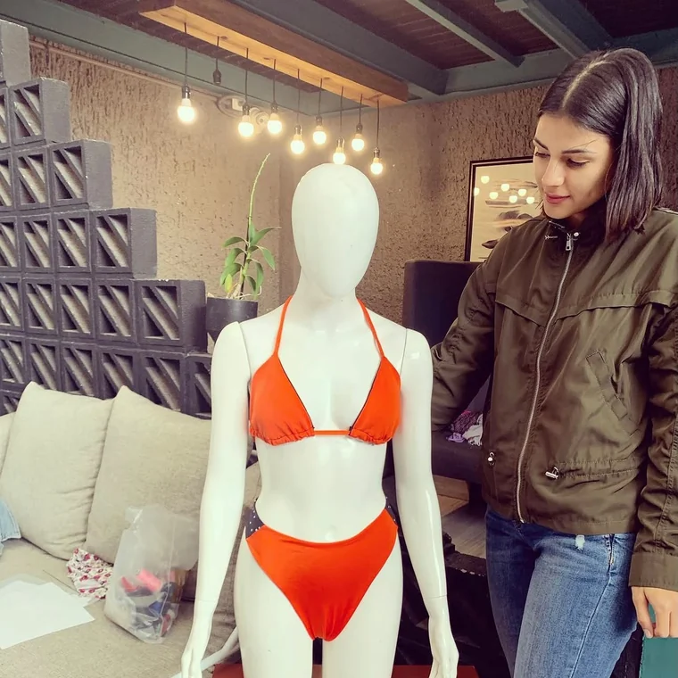 Bikini naranja hecho por una alumna