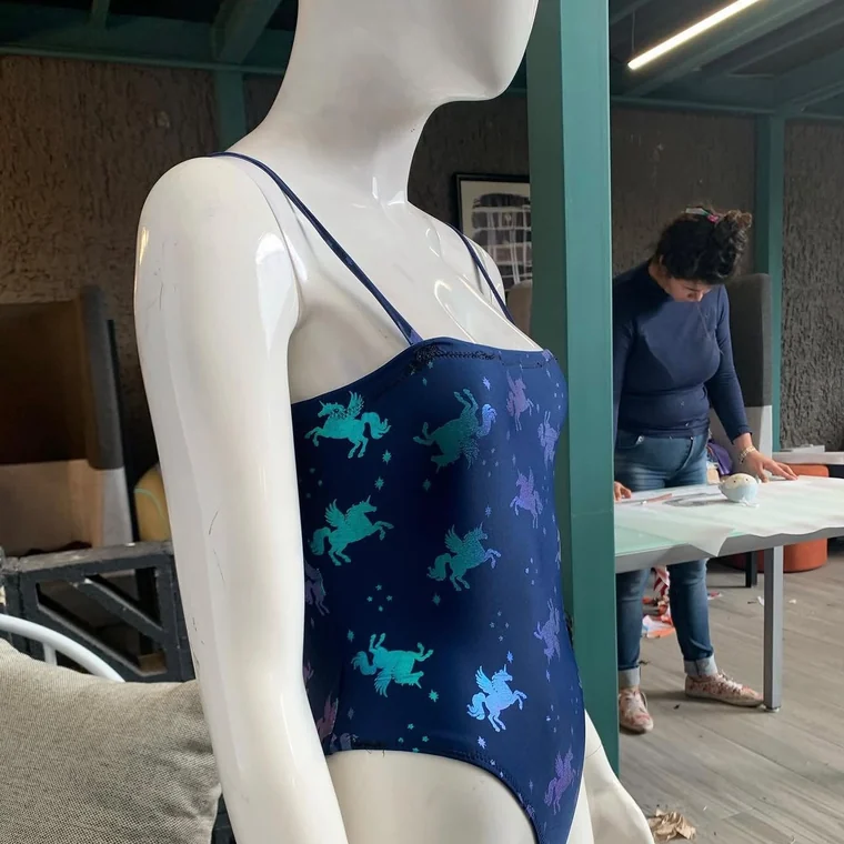 Traje de baño azul estampado hecho por una alumna