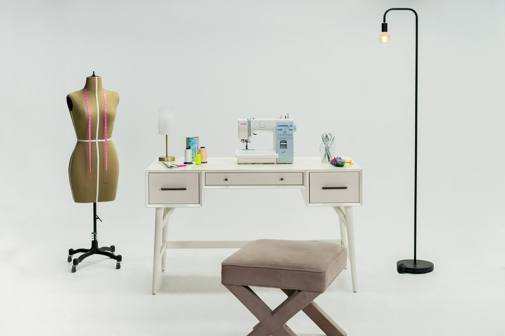 El set: maniquí, mesa de trabajo y máquina de coser