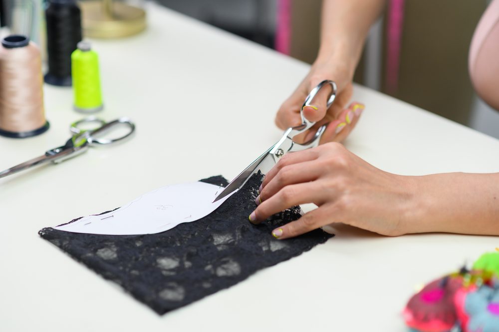Cortando encaje sobre la mesa de trabajo