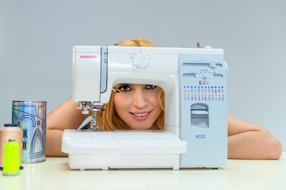 Lee Lee Ann detrás de la máquina de coser